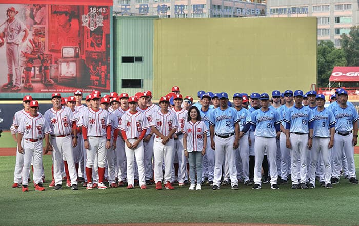 影/缅怀徐生明 味全龙全队著85号球衣 影/缅怀徐生明 味全龙全队著85号球衣