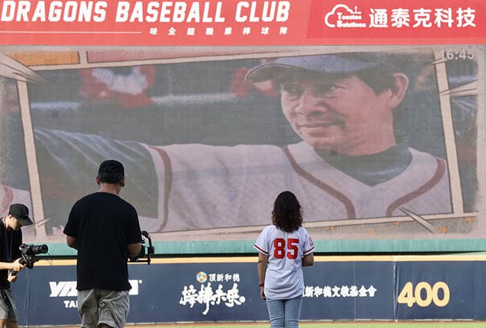 影/缅怀徐生明 味全龙全队著85号球衣 影/缅怀徐生明 味全龙全队著85号球衣