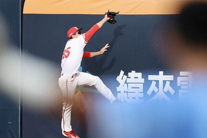 影/缅怀徐生明 味全龙全队著85号球衣 影/缅怀徐生明 味全龙全队著85号球衣