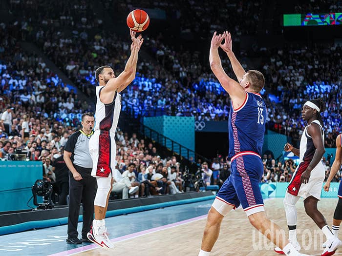 奥运图辑／篮球美国险胜塞尔维亚 库里狂飙36分