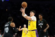 湖人拉拉维亚飙分全网热议 爱德华喊:那个12号到底是谁? 湖人拉拉维亚飙分全网热议 爱德华喊:那个12号到底是谁?