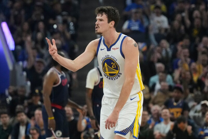 勇士荷兰中锋正负值+34全场最佳 柯尔盛赞:他无所畏惧 勇士荷兰中锋正负值+34全场最佳 柯尔盛赞:他无所畏惧