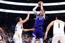 马卡南狂轰51分比肩「邮差」 爵士暌违27年再见飙分秀 马卡南狂轰51分比肩「邮差」 爵士暌违27年再见飙分秀