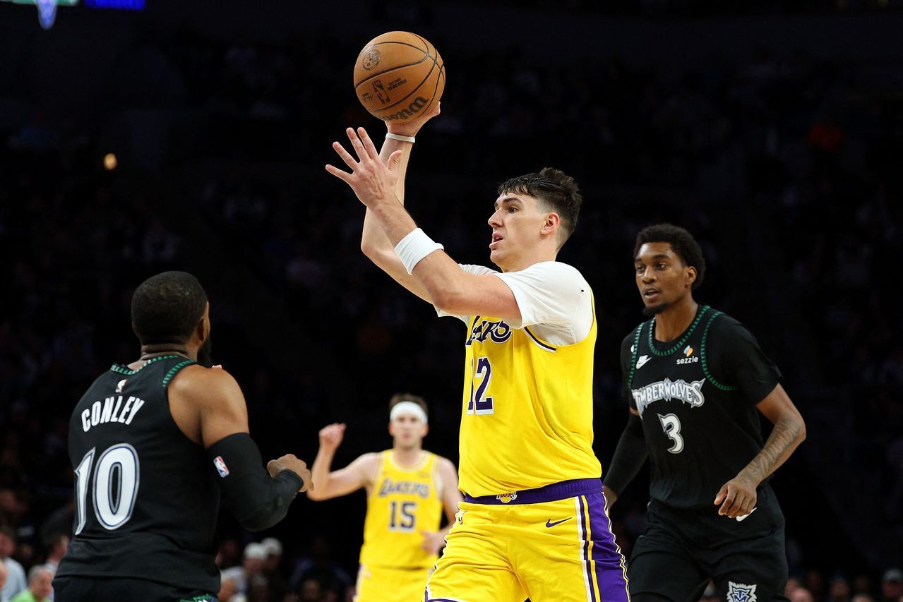 湖人拉拉维亚飙分全网热议 爱德华喊:那个12号到底是谁? 湖人拉拉维亚飙分全网热议 爱德华喊:那个12号到底是谁?