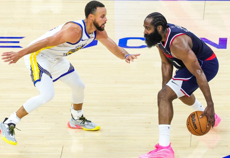 2009年同梯分居三分进球榜前二 库里赛前和哈登致意 2009年同梯分居三分进球榜前二 库里赛前和哈登致意