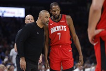 火箭迎来KD开季却吞连败 主帅尤多卡点出... 火箭迎来KD开季却吞连败 主帅尤多卡点出...