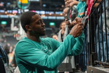 在德州暖心送火鸡、球鞋帮助弱势家庭 福克斯融入马刺