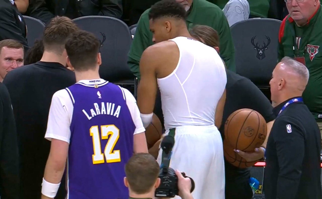 「字母哥」从昔日抢球主角变公道伯 里夫斯大赞超有风度