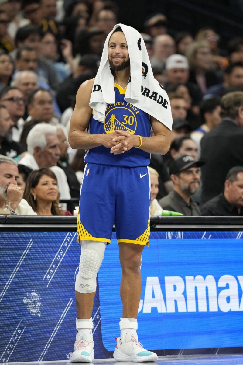 赛前热身穿Kobe签名战靴 库里告别UA合体Nike引热议