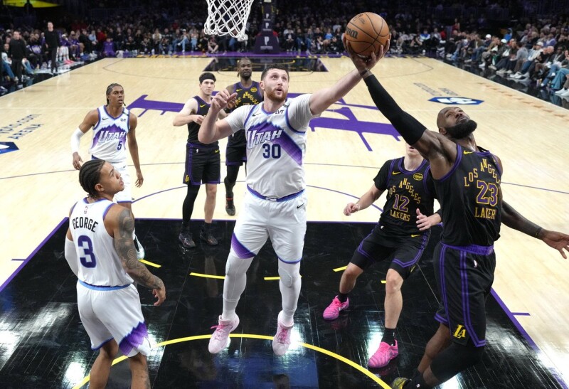 詹姆斯复出首战展现高球商 艾顿更赞防守影响力巨大