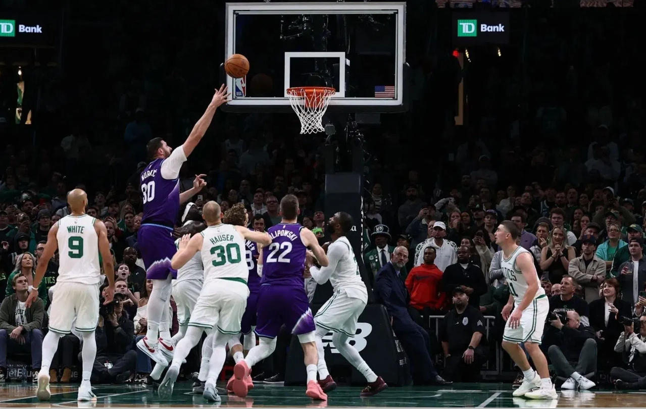 诺基奇0.6秒致胜补篮气走绿衫军 爵士主帅变阵如愿止3连败