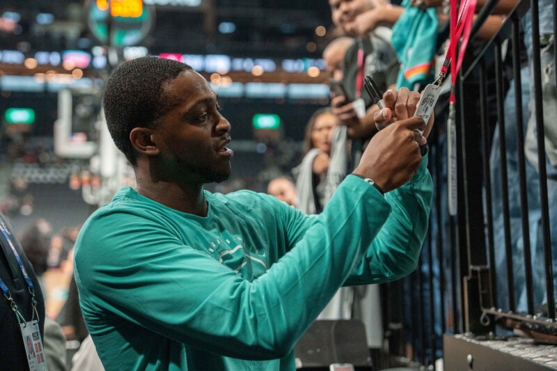 在德州暖心送火鸡、球鞋帮助弱势家庭 福克斯融入马刺