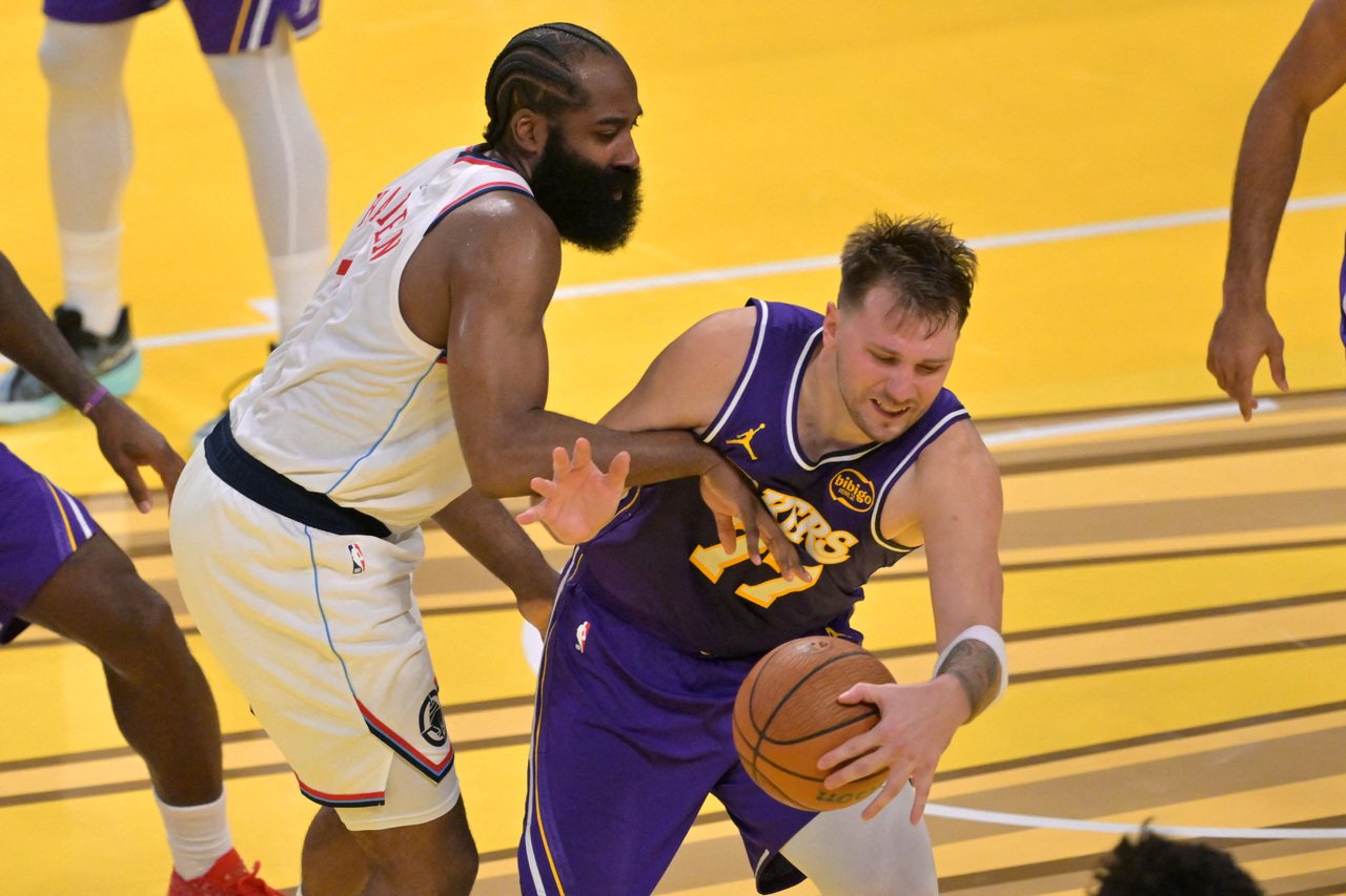 唐西奇反应地板湿滑 湖人今战独行侠舍用NBA杯特色地板