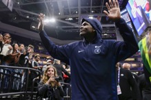 太暖心！脱比赛战袍送小球迷 爱德华：当年我也想拿KD球衣