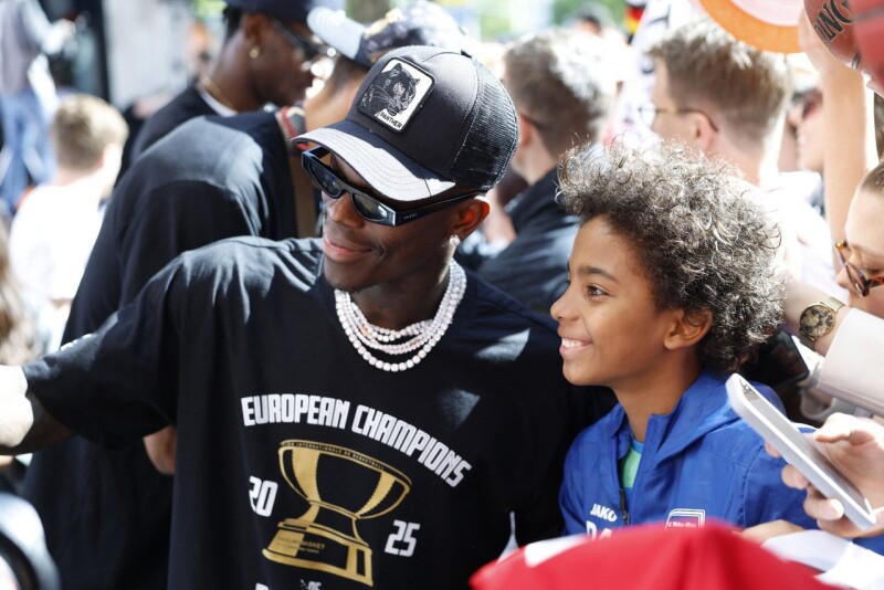 受詹皇启发！施罗德投入7200万盖双语小学 追求纪律全校穿制服