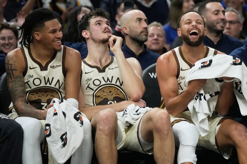 全队被总教练骂到臭头！ 勇士荷兰中锋：我们活该