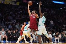 热火小将上演「脚踝终结者」 末节却扭伤脚踝退场