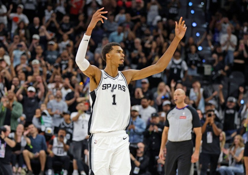 勉励温班亚玛师学自己！欧尼尔：保持争胜心有望迈入伟大之列