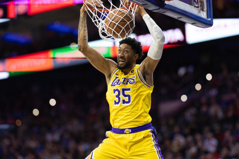 不讲武德！ 前湖人中锋「开三枪」吓退闯空门男子