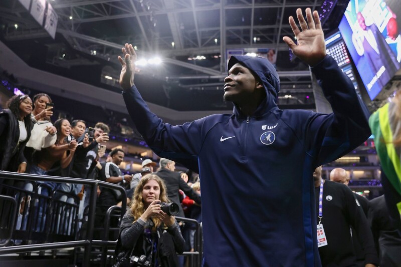 太暖心！脱比赛战袍送小球迷 爱德华：当年我也想拿KD球衣