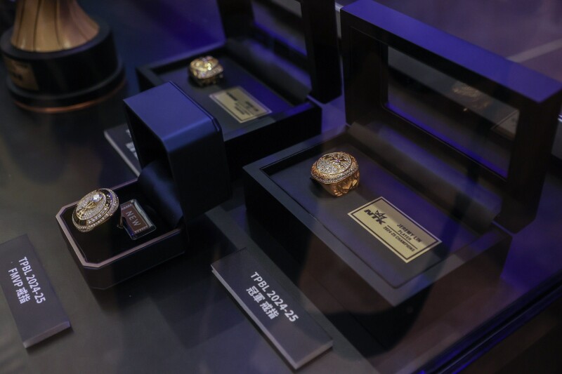 林书豪退休／超宠粉！林书豪坚持和777名球迷一一合影