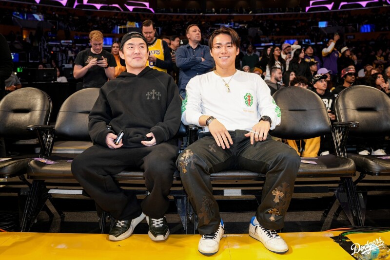 山本由伸赴湖人主场观战 收获18号特制球衣