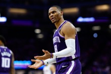 卫少因假摔被联盟罚2千美元 球迷怒：见过最恶的东西