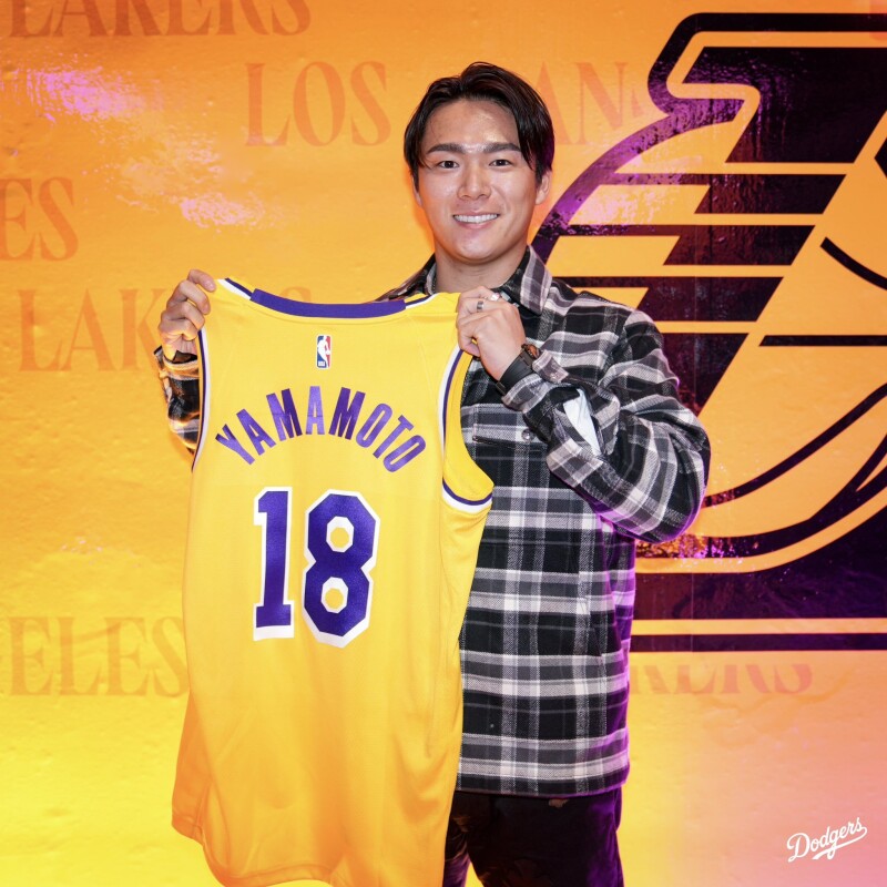 山本由伸赴湖人主场观战 收获18号特制球衣