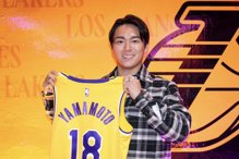 山本由伸赴湖人主场观战 收获18号特制球...