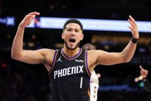 原领先1分却被裁判搞砸输球 布克澄清对詹... 原领先1分却被裁判搞砸输球 布克澄清对詹...