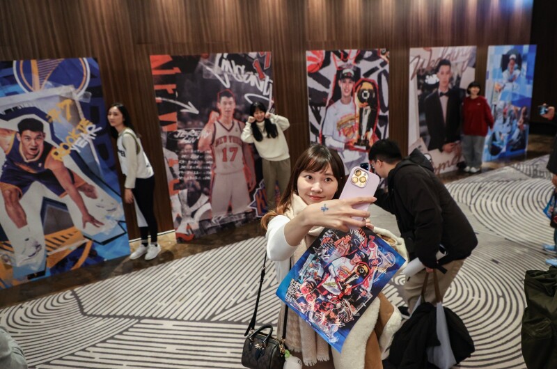 林书豪退休／超宠粉！林书豪坚持和777名球迷一一合影