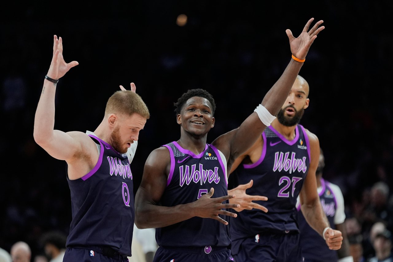 爱德华关键进球助森林狼险胜雄鹿 戈贝尔写篮板里程碑