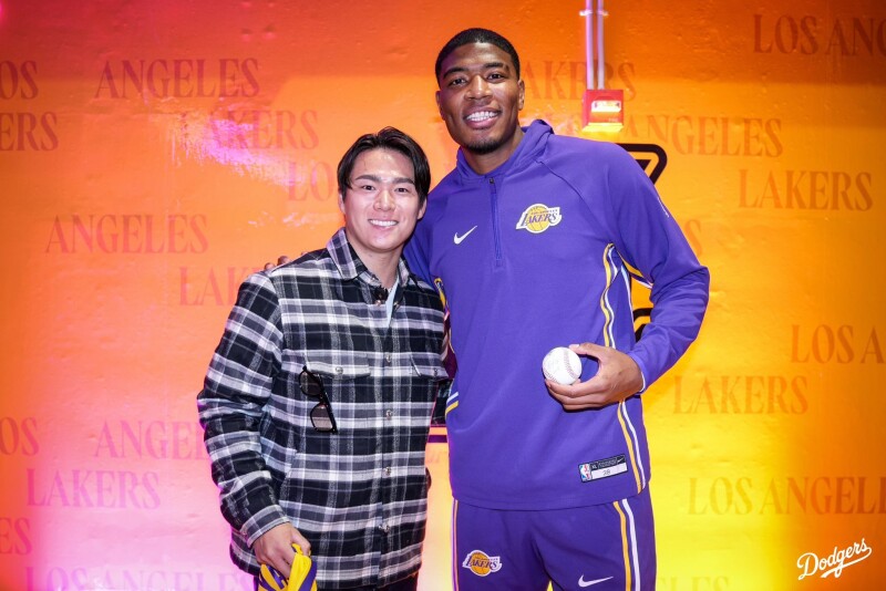 山本由伸赴湖人主场观战 收获18号特制球衣