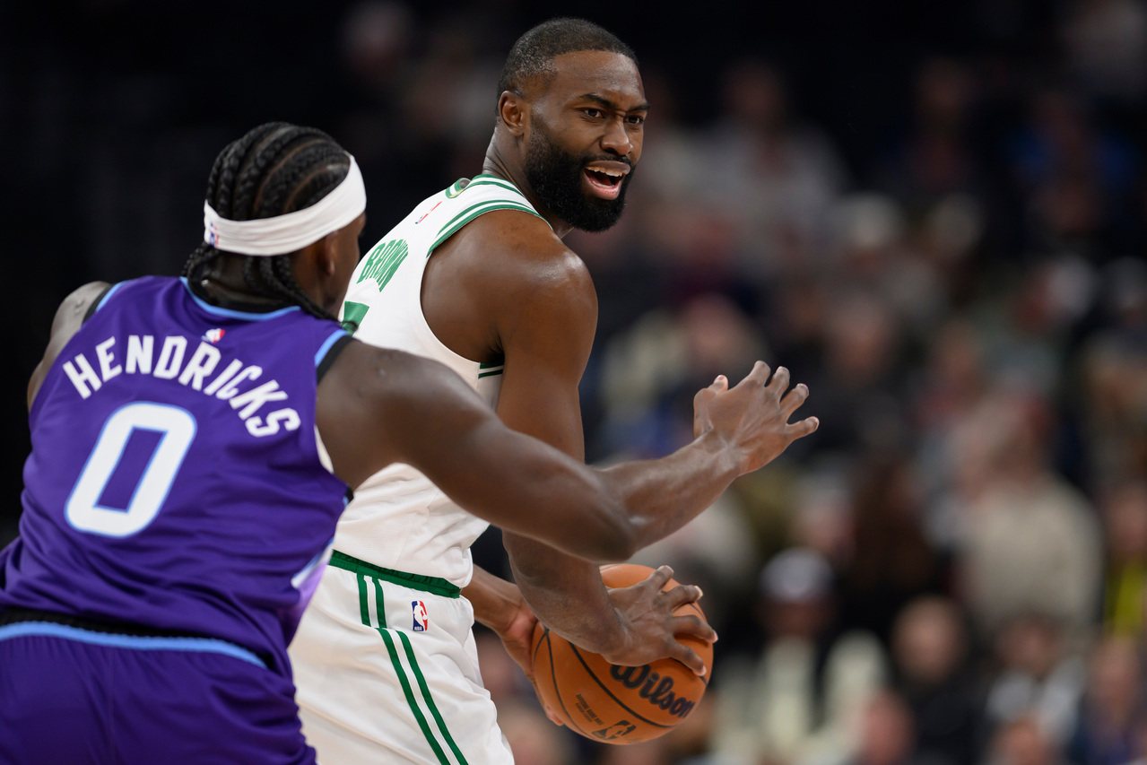 布朗断连9场30分、怀特7阻攻超神 绿衫军靠团队逆转爵士