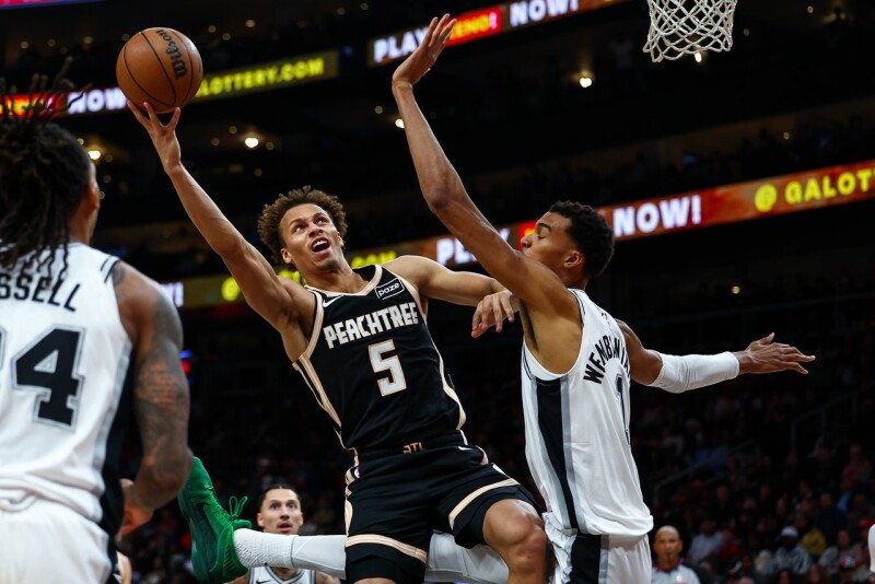 老鹰惨败马刺！丹尼尔斯仍夸温班亚玛「最强阻攻王」