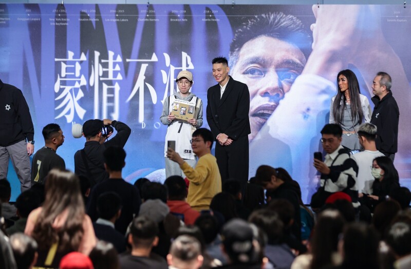 林书豪退休／超宠粉！林书豪坚持和777名球迷一一合影