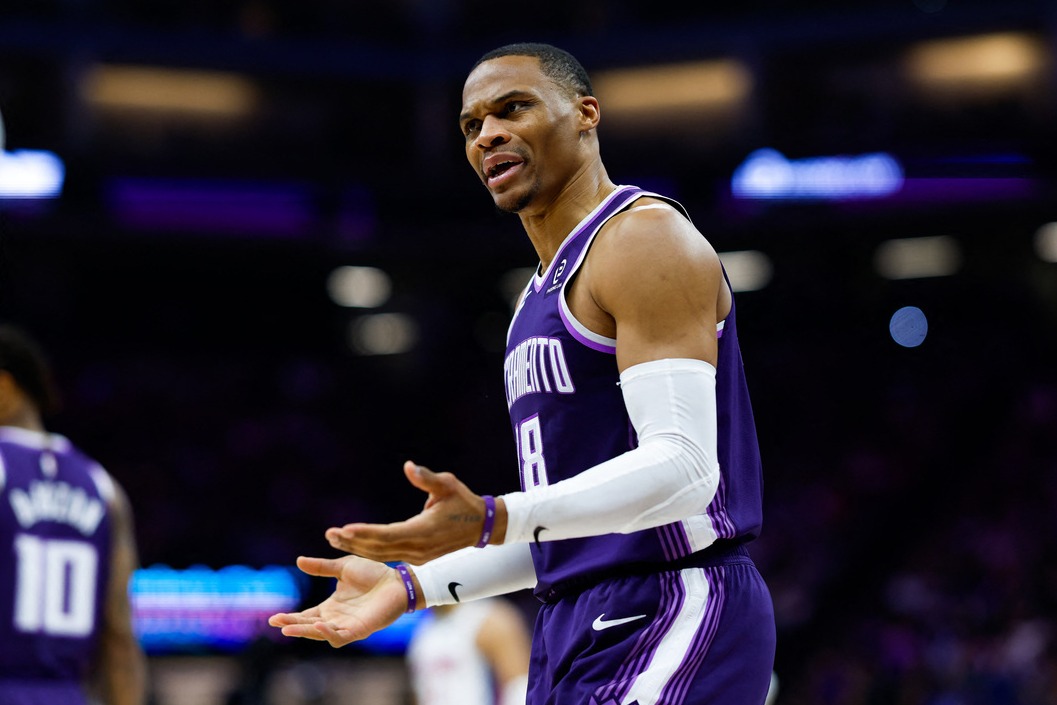 卫少因假摔被联盟罚2千美元 球迷怒：见过最恶的东西