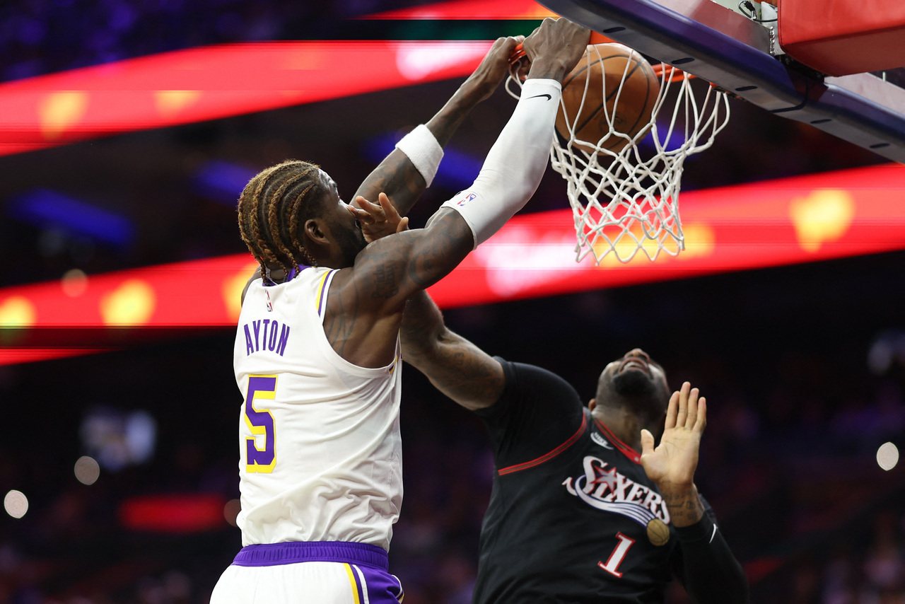 詹皇末节10分+2记三分带走比赛 艾顿嗨喊：GOAT moment！