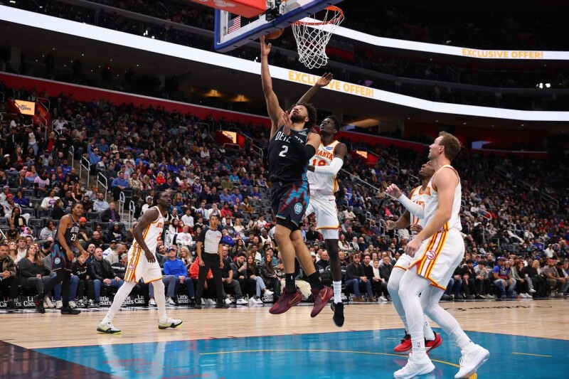 康宁汉关键1吃4拉竿上篮 活塞险胜老鹰独走东区