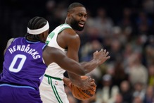 布朗断连9场30分、怀特7阻攻超神 绿衫军靠团队逆转爵士