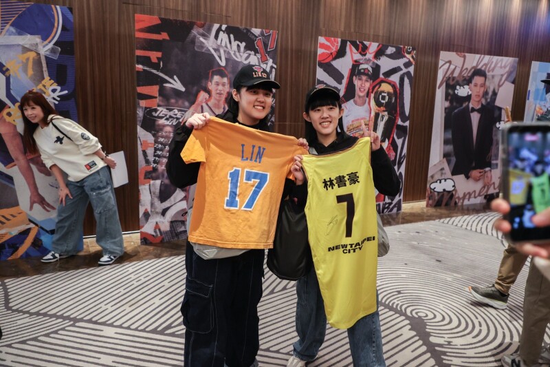 林书豪退休／超宠粉！林书豪坚持和777名球迷一一合影