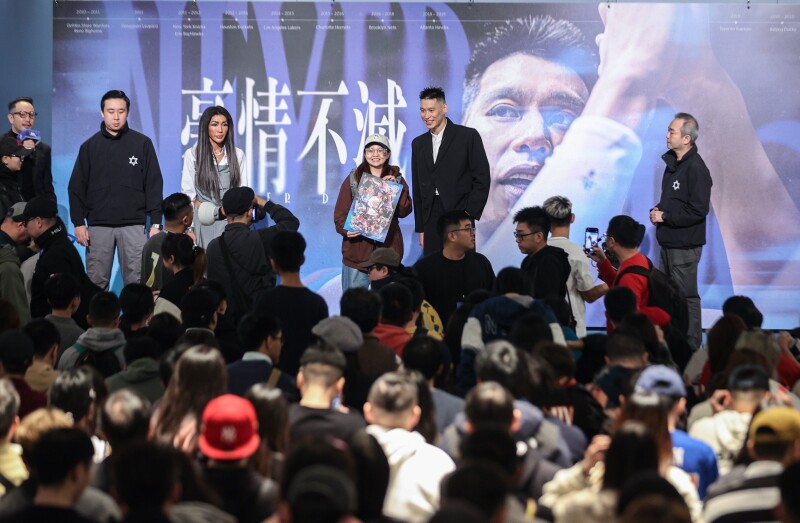 林书豪退休／超宠粉！林书豪坚持和777名球迷一一合影