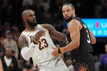 詹姆斯关键时刻罚球定江山 湖人惊险挡下太... 詹姆斯关键时刻罚球定江山 湖人惊险挡下太...