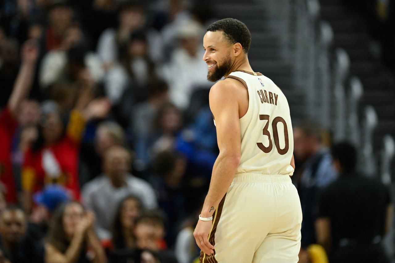 库里下半场回神 勇士23分大胜魔术