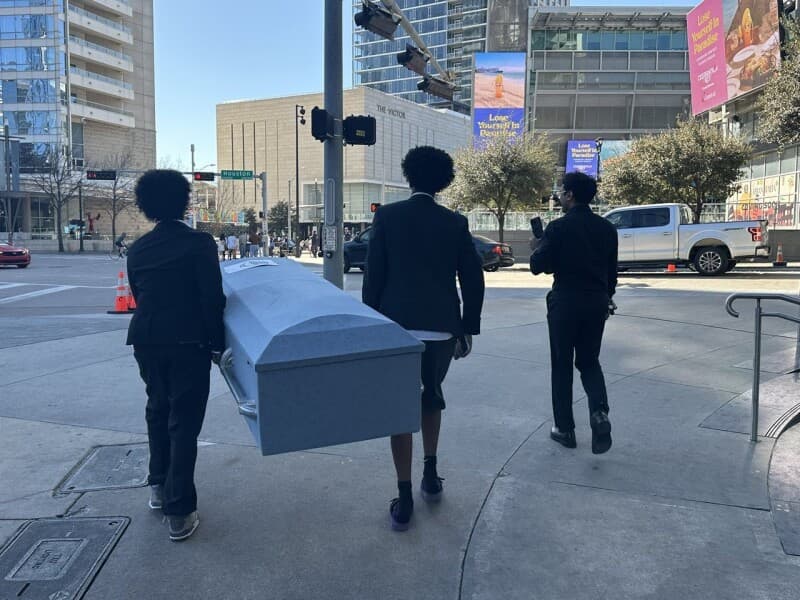 独行侠RIP!不满送走唐西奇 死忠球迷抬棺材到主场外 独行侠RIP!不满送走唐西奇 死忠球迷抬棺材到主场外
