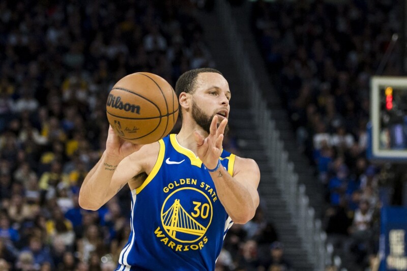 第三节就打爆独行侠 库里提前比「睡觉」庆祝手势 第三节就打爆独行侠 库里提前比「睡觉」庆祝手势