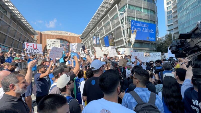 送走唐西奇被骂翻 独行侠老板:了解球迷心情、不会搬走 送走唐西奇被骂翻 独行侠老板:了解球迷心情、不会搬走