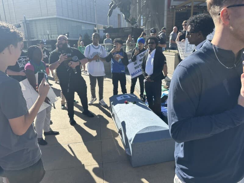 独行侠RIP!不满送走唐西奇 死忠球迷抬棺材到主场外 独行侠RIP!不满送走唐西奇 死忠球迷抬棺材到主场外
