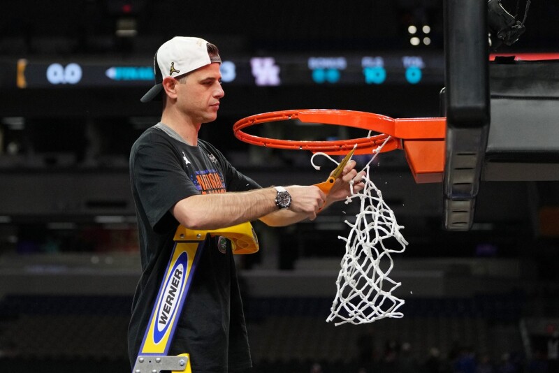 NCAA/戈登成近42年最年轻冠军教头 霍福特与学弟同欢 NCAA/戈登成近42年最年轻冠军教头 霍福特与学弟同欢