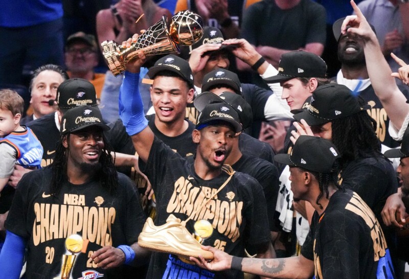 成就传奇赛季!SGA得分王兼两大MVP 史上第4人 成就传奇赛季!SGA得分王兼两大MVP 史上第4人